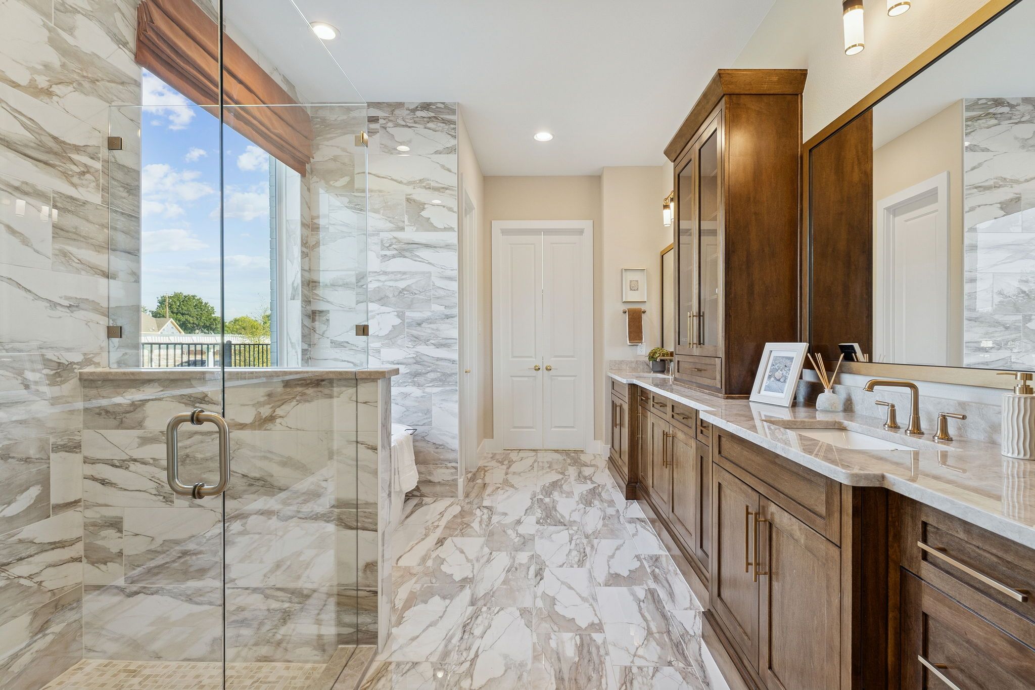 Plan 1640 Main Bathroom - Bella Casa Model Photo