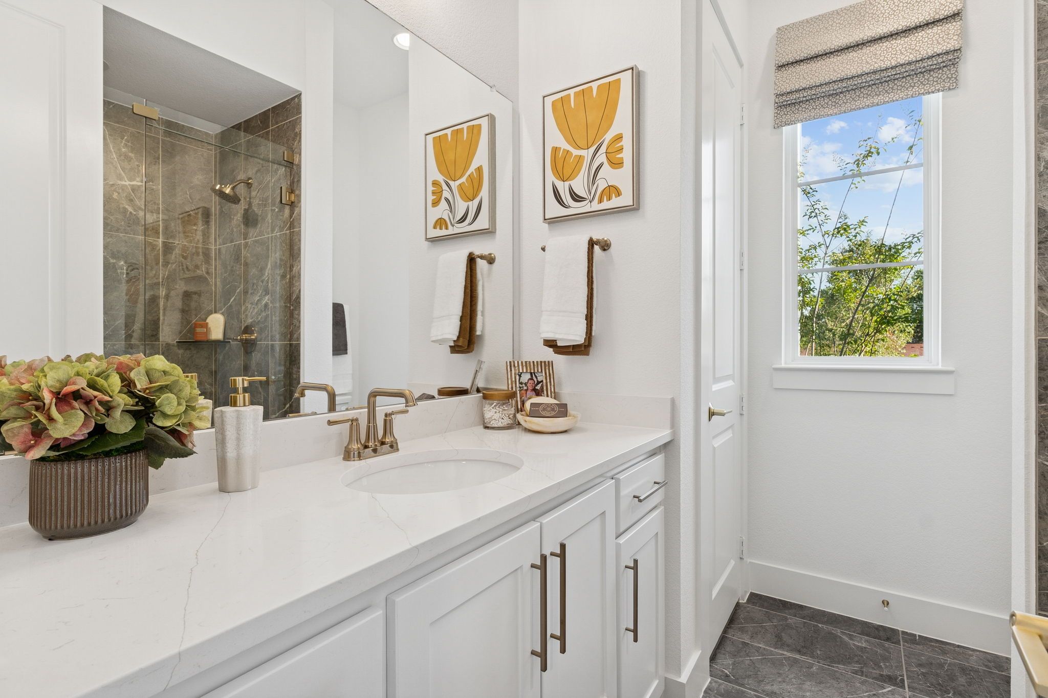 Plan 1640 Bathroom - Bella Casa Model Photo