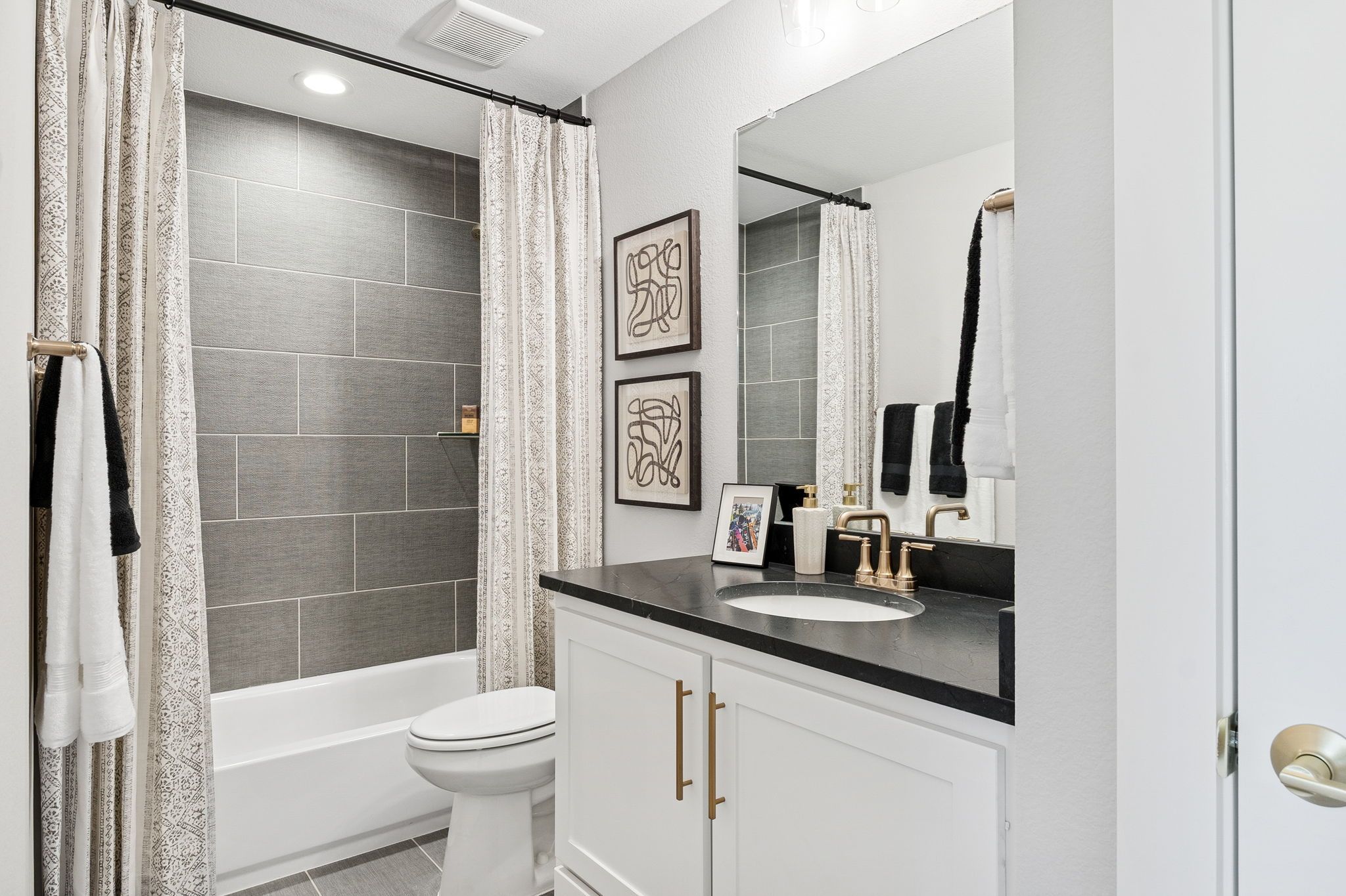 Plan 1640 Bathroom - Bella Casa Model Photo