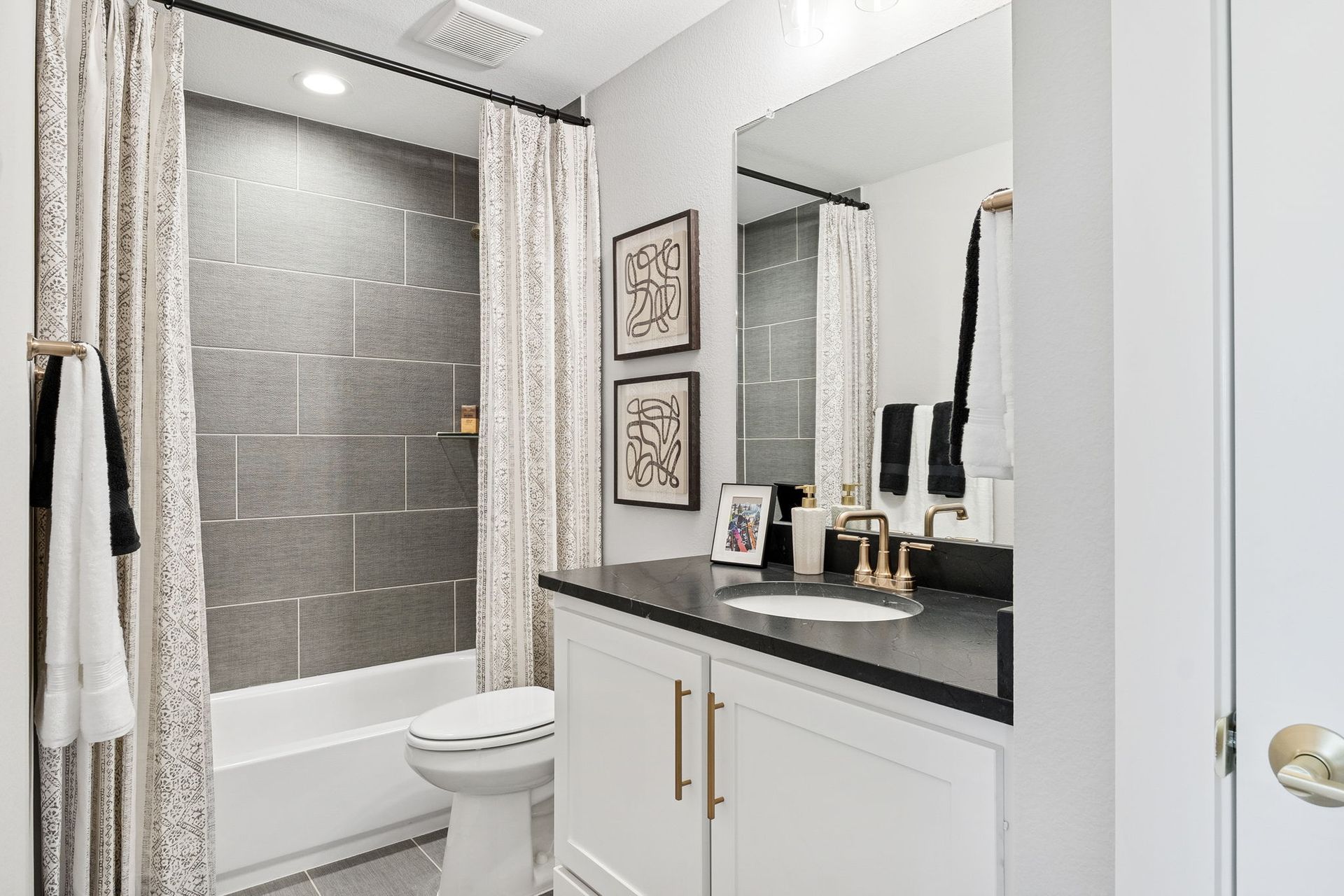Plan 1640 Bathroom - Bella Casa Model Photo