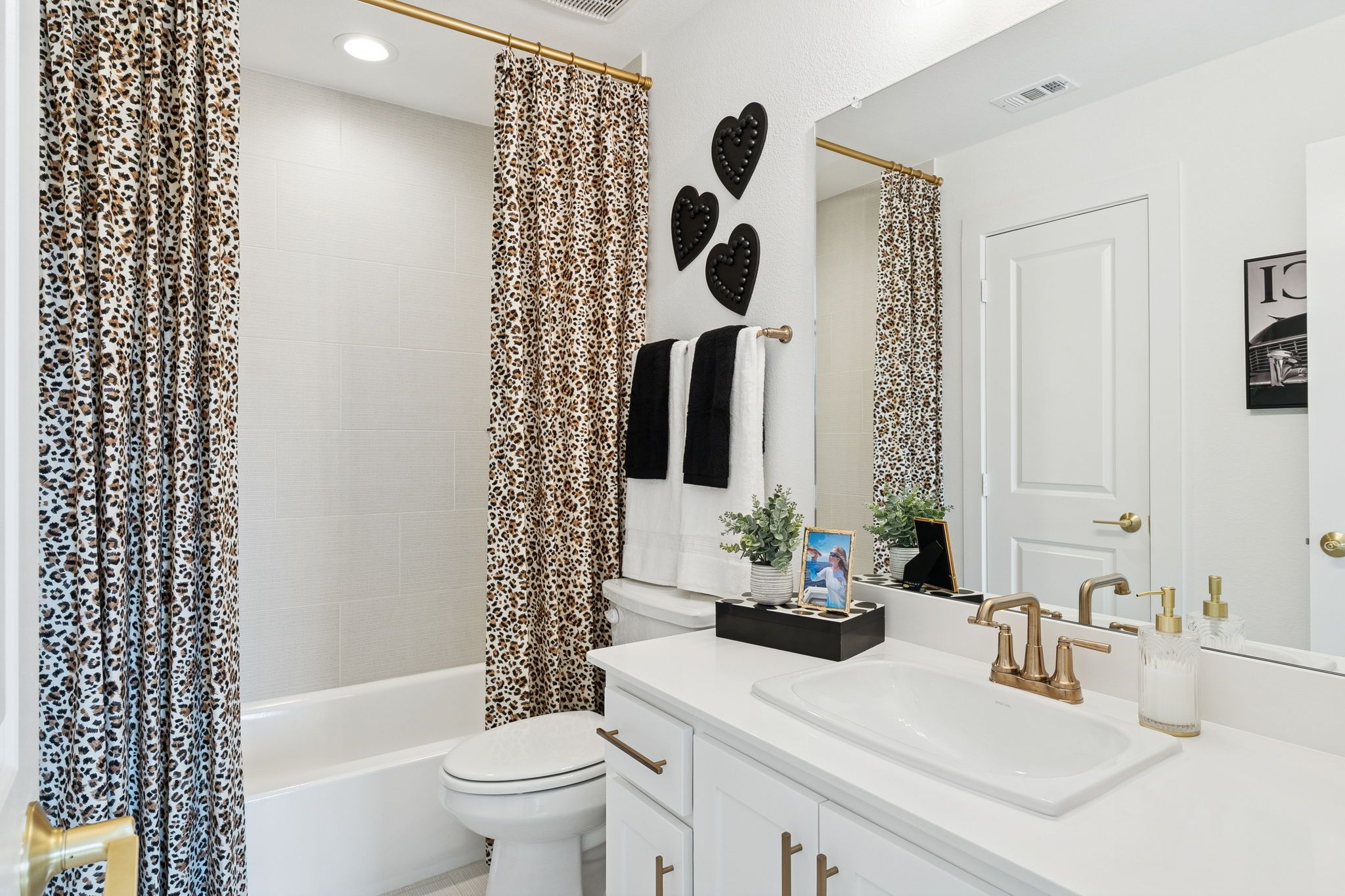 Plan 1640 Bathroom - Bella Casa Model Photo