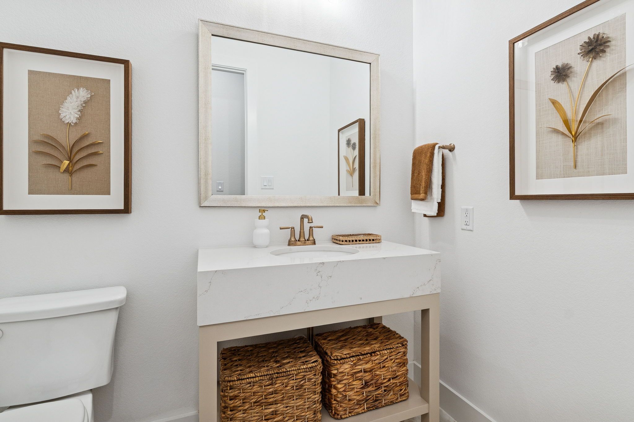 Plan 1640 Bathroom - Bella Casa Model Photo