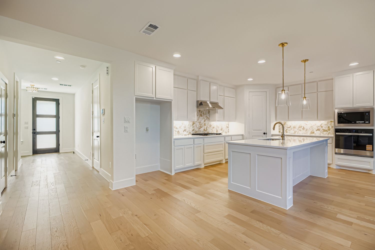 620 Sir Christopher Street - Kitchen/Entry