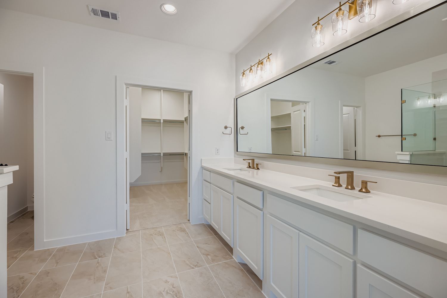 620 Sir Christopher Street - Main Bathroom