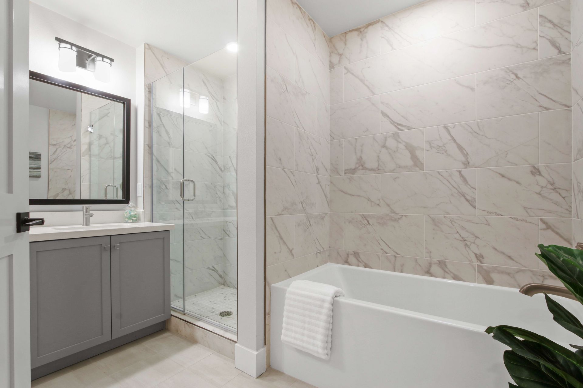 Bathtub/walk-in shower