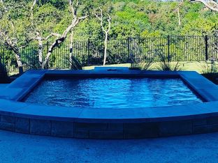 Applehead Island por Ashby Signature Homes en Austin Texas