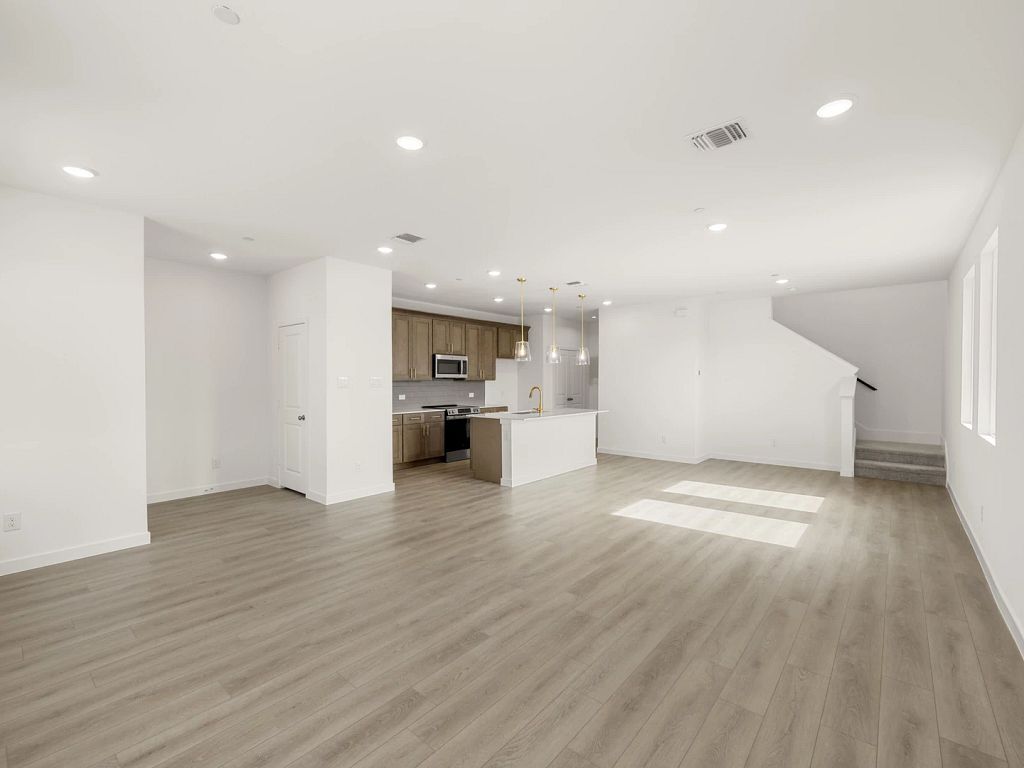 The Pointe at Capp Smith Lake - Clemson Interior Image 3