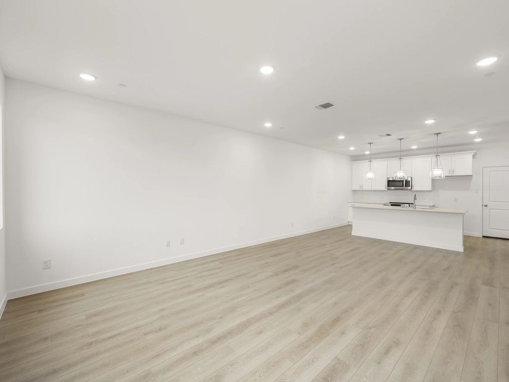 The Pointe at Capp Smith Lake - Tulane Interior Image 3