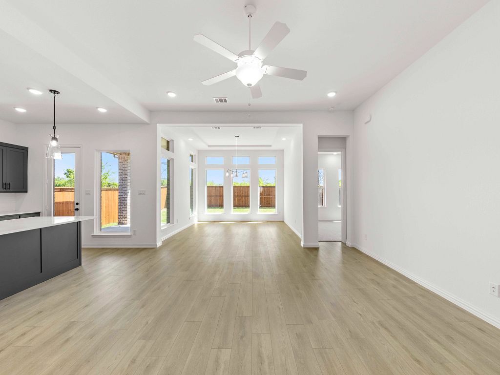 Aster Park - Farwell Interior Image 7