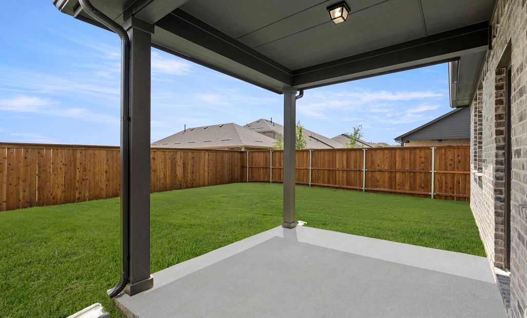 Covered Patio & Backyard