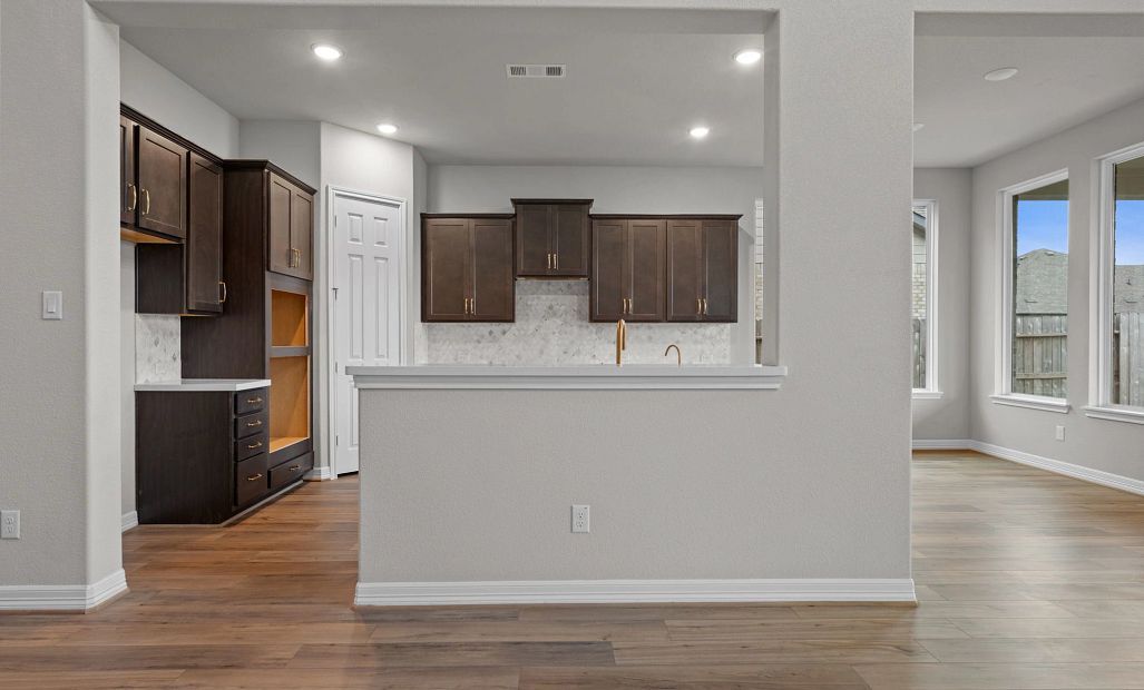 This kitchen is not only a functional space but also has ample storage. Whether you're a seasoned