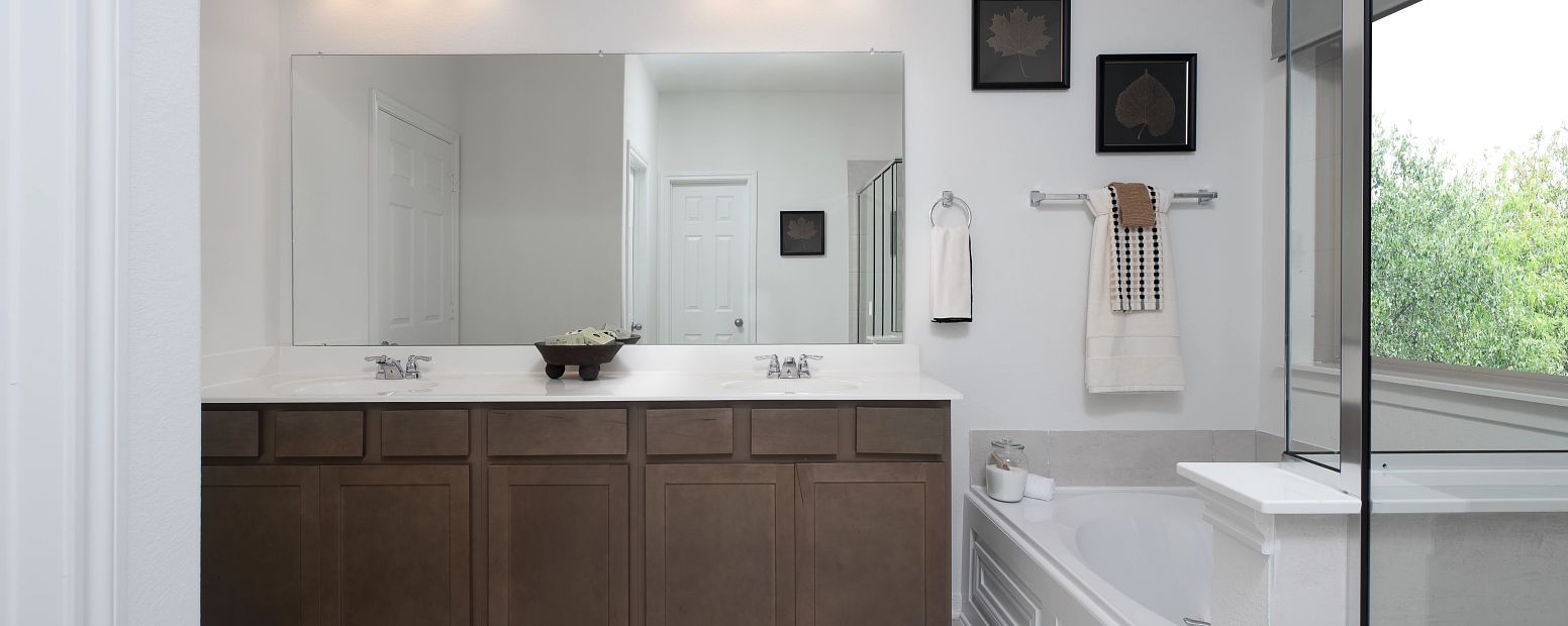 Cedar Pointe 50ft - Primary bath