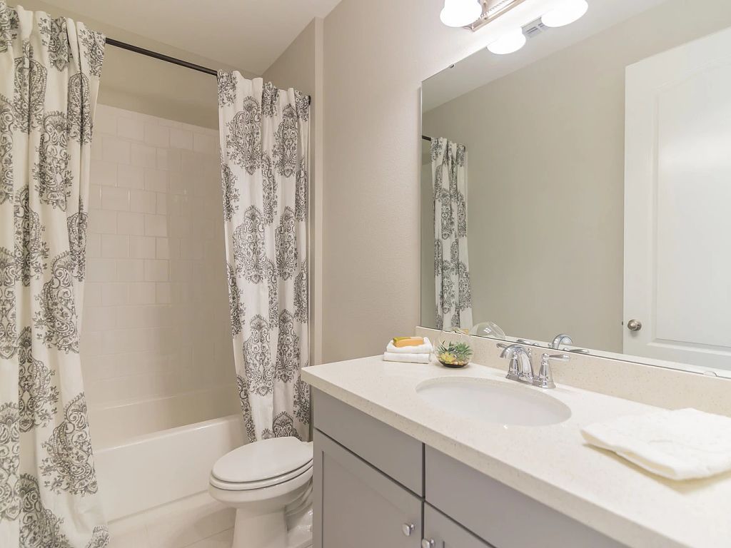Catamaran Cove - Douglas Interior Image 11