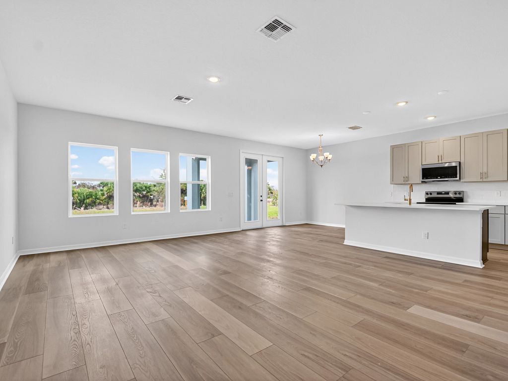 Catamaran Cove - Sebago Interior Image 2