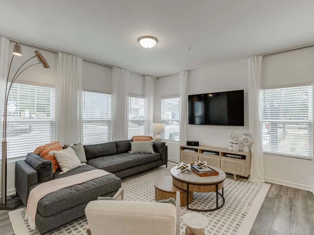 Laurelwood - Cedar Interior Image 2