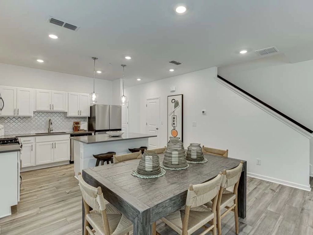 Laurelwood - Cedar Interior Image 8