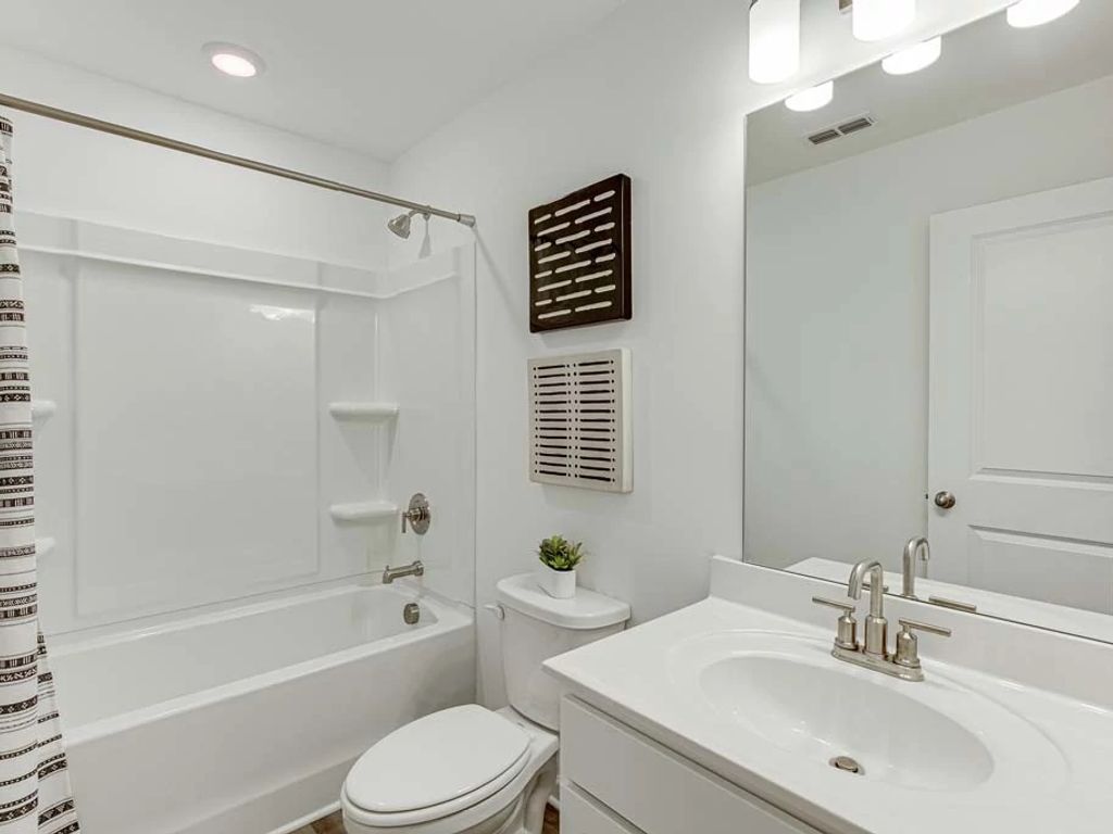 Laurelwood - Cedar Interior Image 22