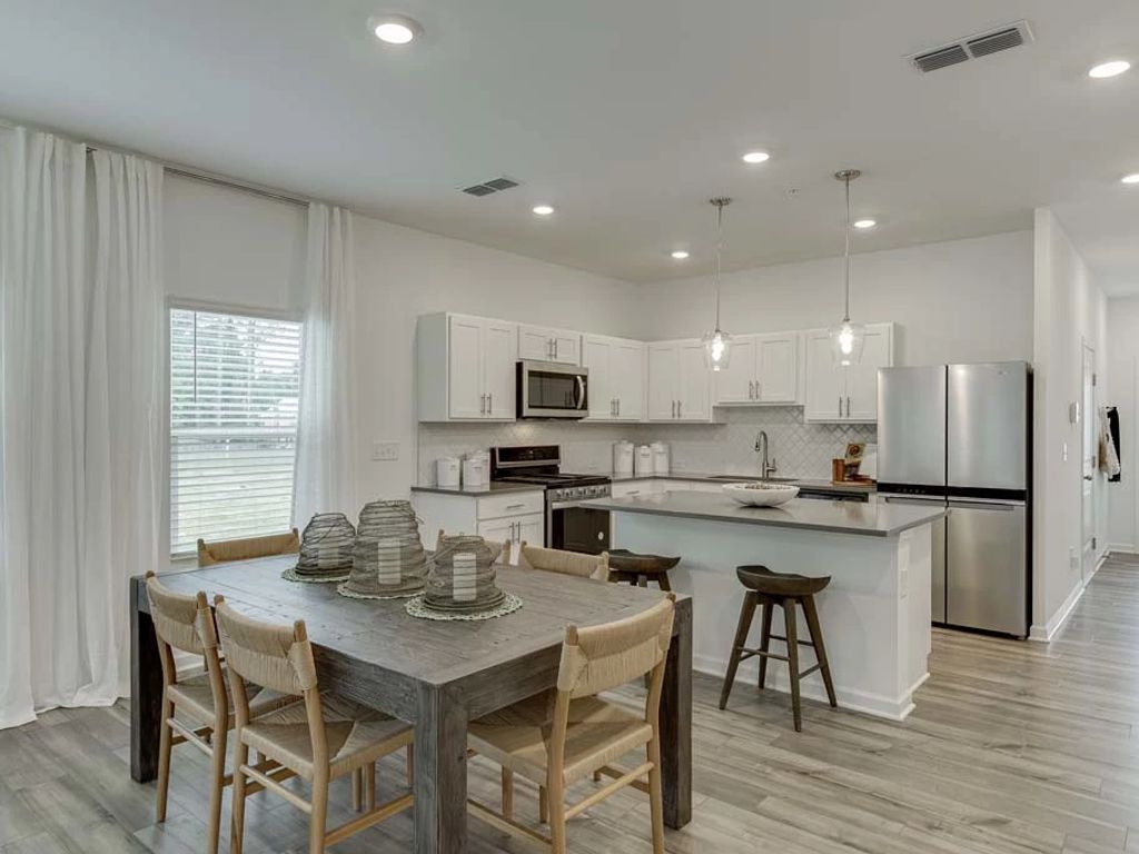 Laurelwood - Cedar Interior Image 7