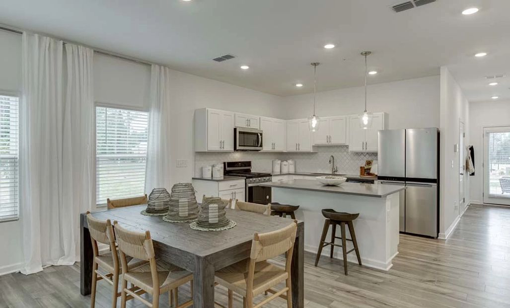 Dining Area & Kitchen