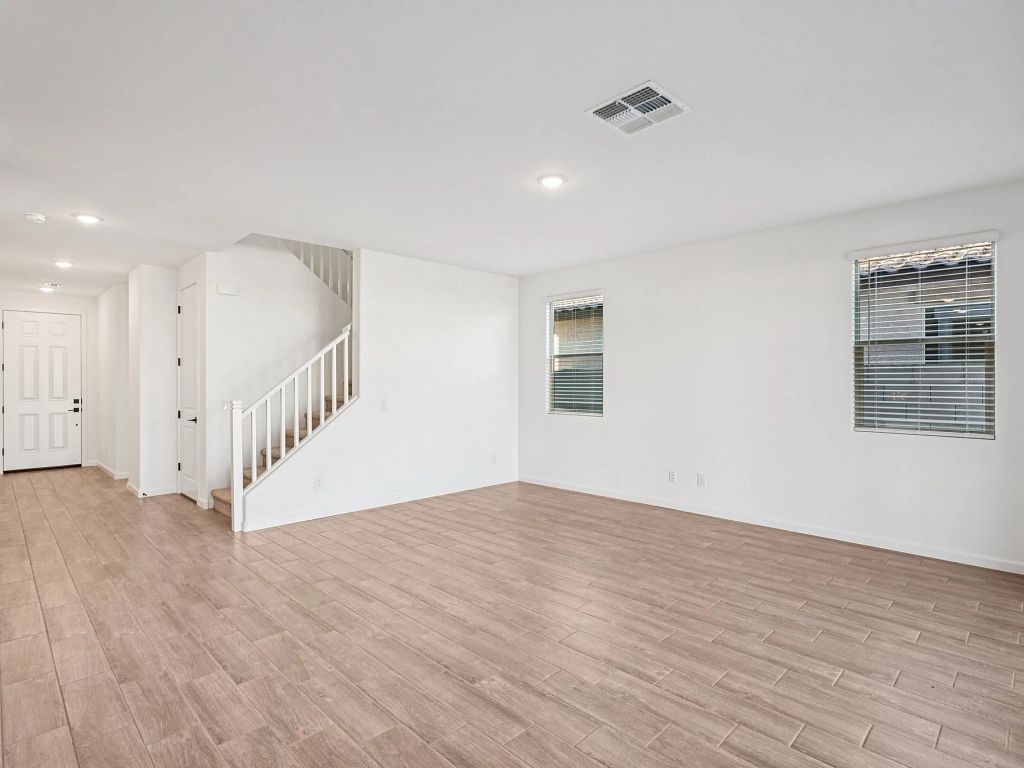 Aloravita - Daisy Interior Image 5