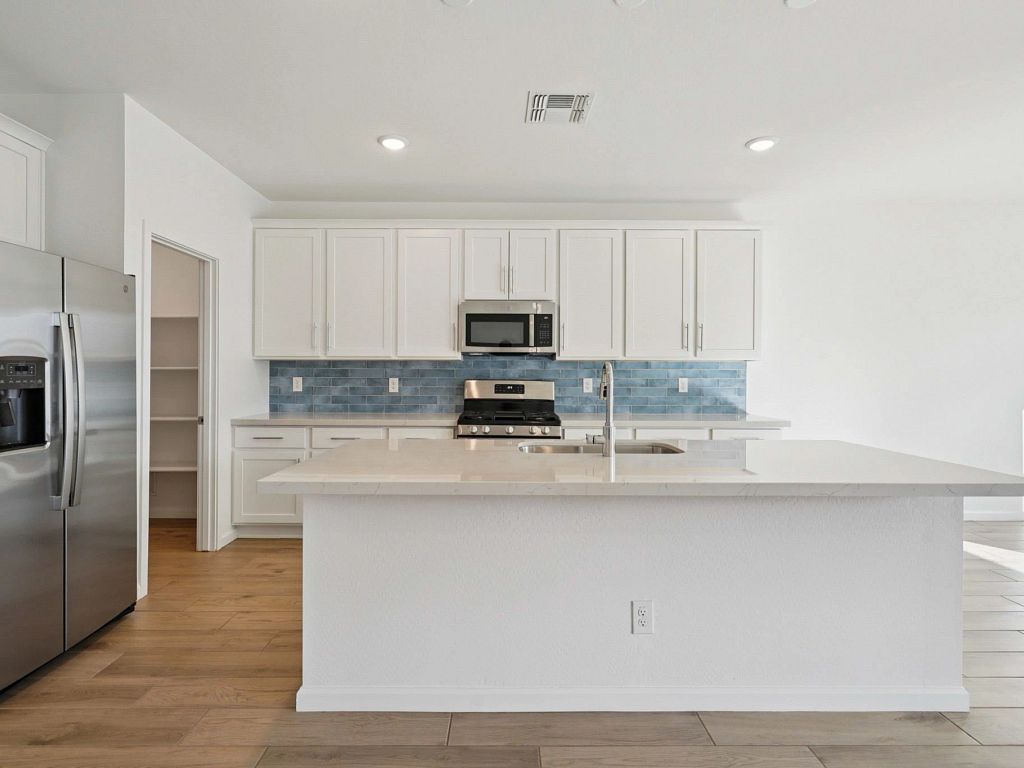 Estrella Crossing - Ruby Interior Image 5