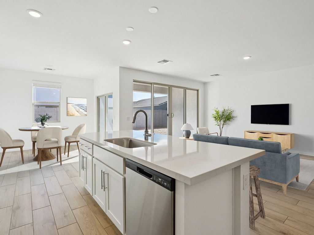 Estrella Crossing - Ruby Interior Image 6