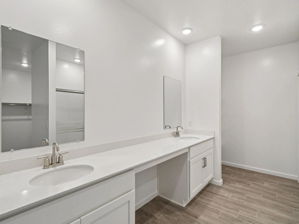 Estrella Crossing - Ruby Interior Image 14