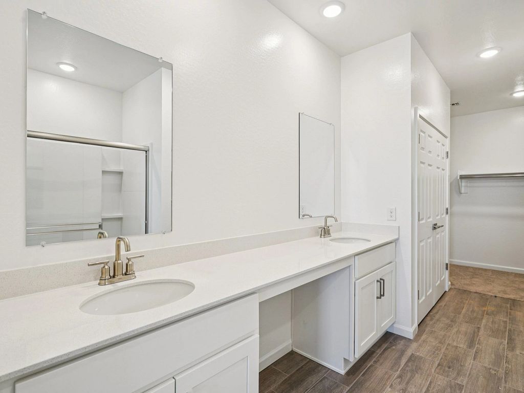 North Copper Canyon - Iris Interior Image 10