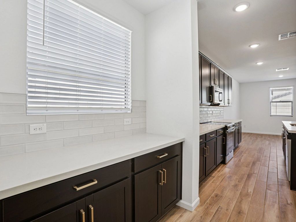 Estrella Crossing - Jade Interior Image 11