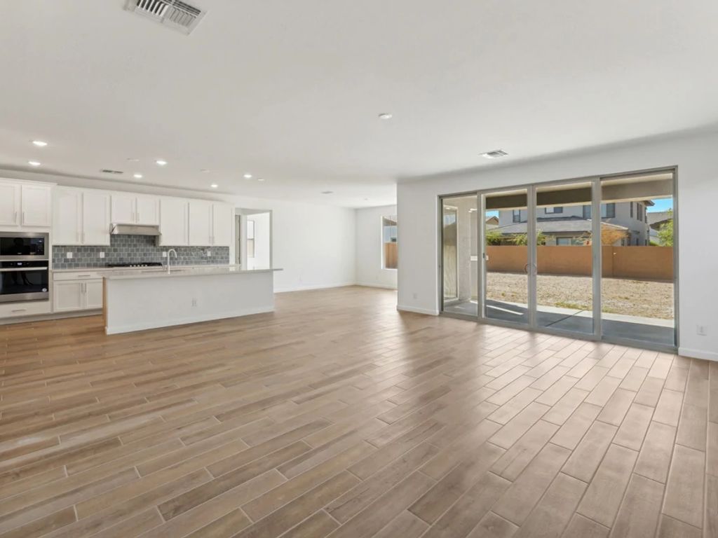 Estrella Crossing - Diamond Interior Image 4