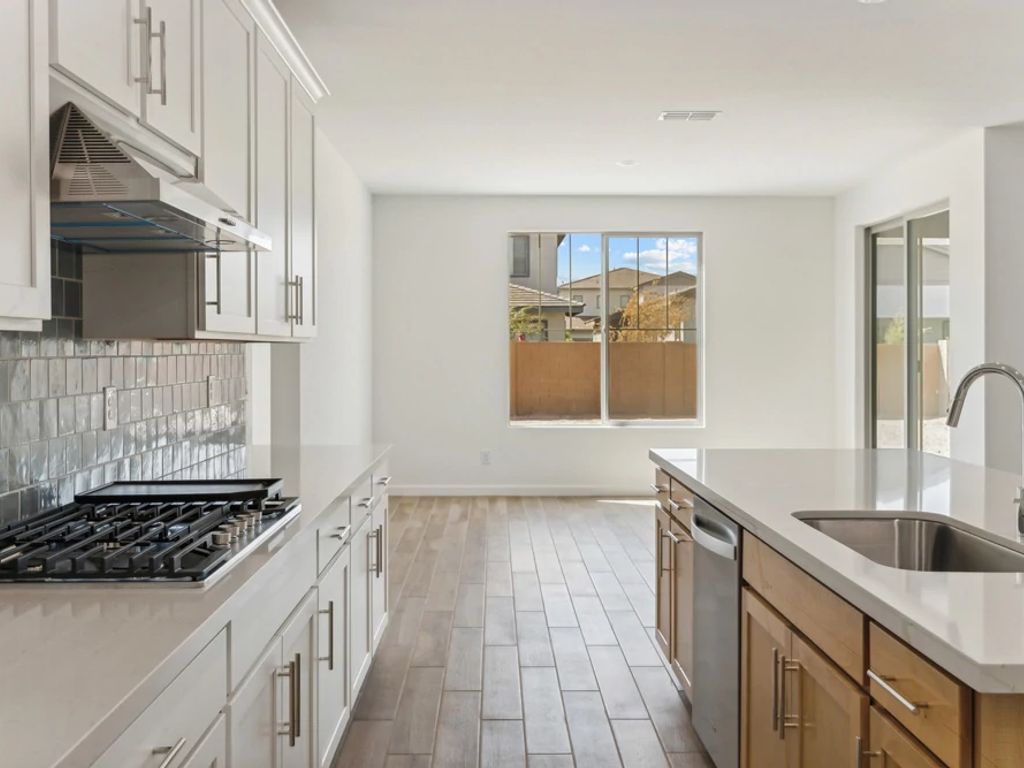 Estrella Crossing - Diamond Interior Image 6