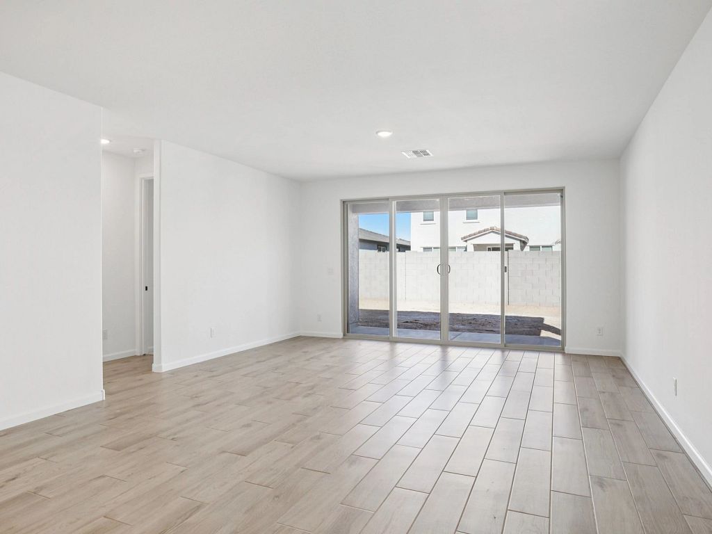 Amarillo Creek - Poppy Interior Image 5