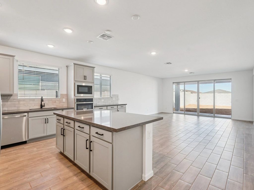 Stonebridge Manor - Opal RV Garage Interior Image 6