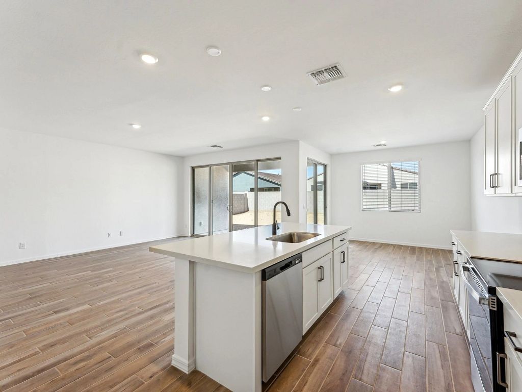 Estrella Crossing - Ruby RV Interior Image 6