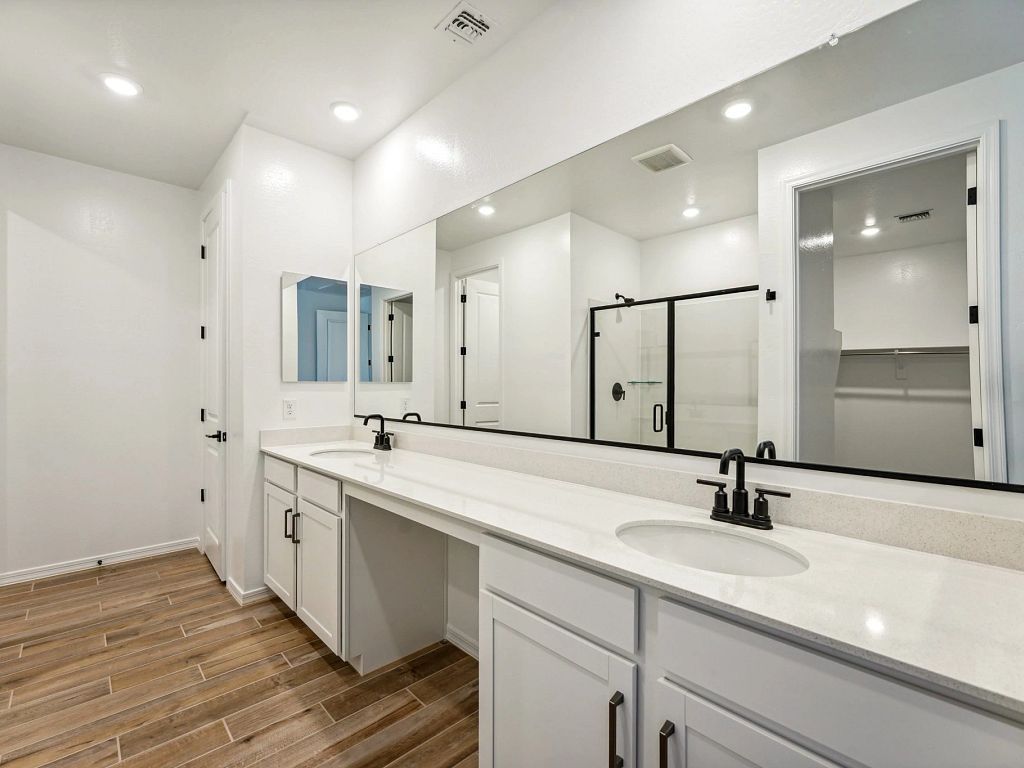 Estrella Crossing - Ruby RV Interior Image 10