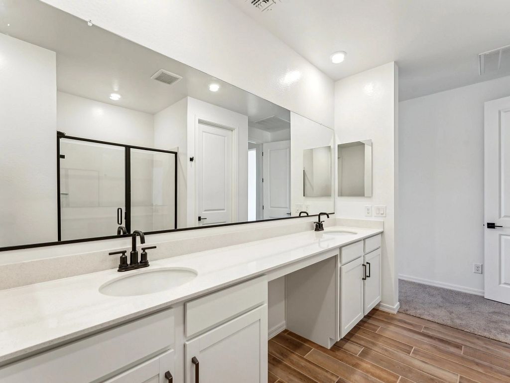 Estrella Crossing - Ruby RV Interior Image 11