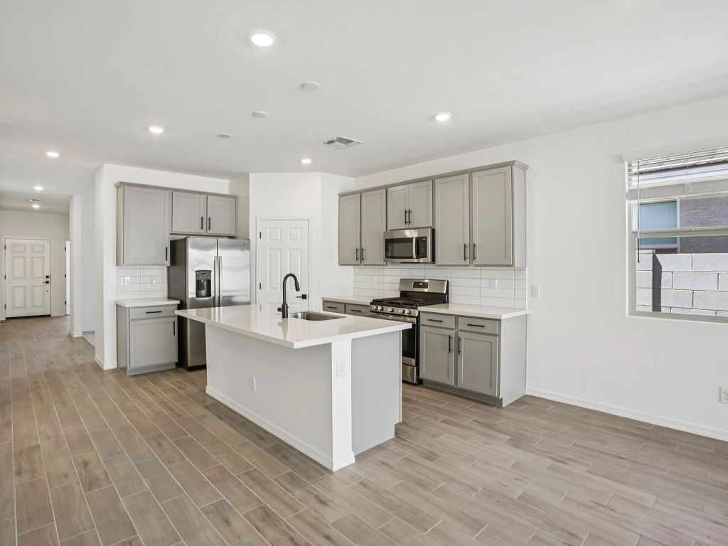 Amarillo Creek - Poppy Interior Image 4