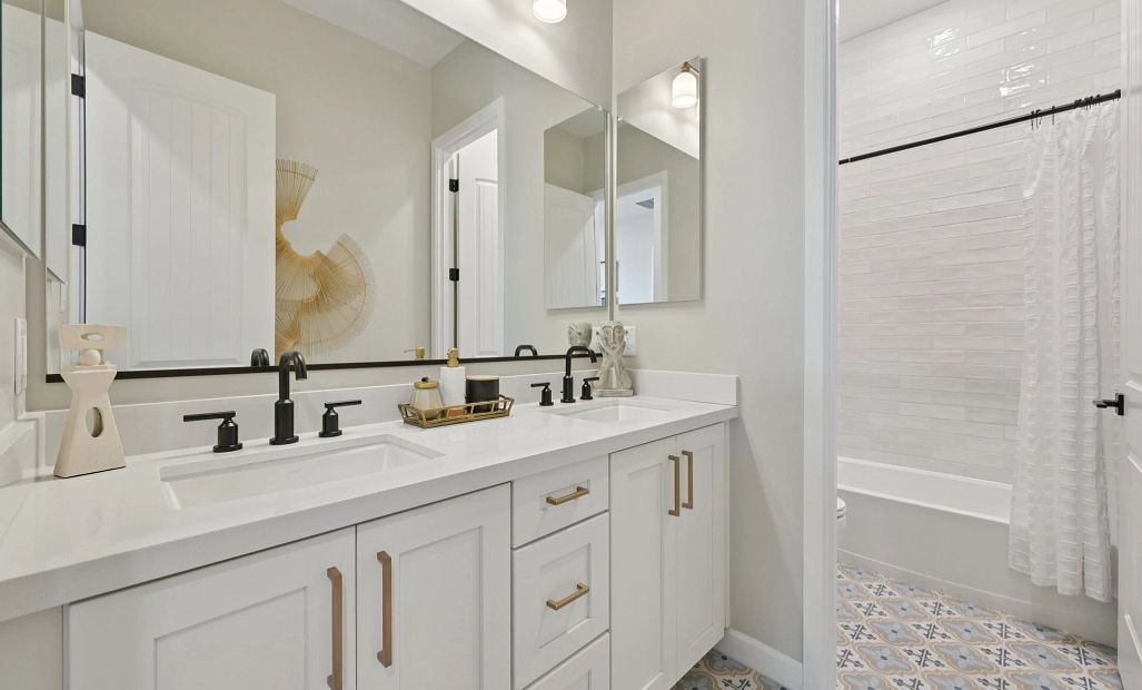 Secondary full bathroom