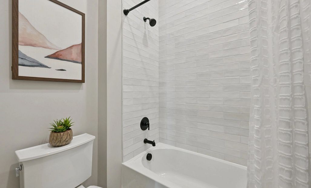 Secondary full bathroom