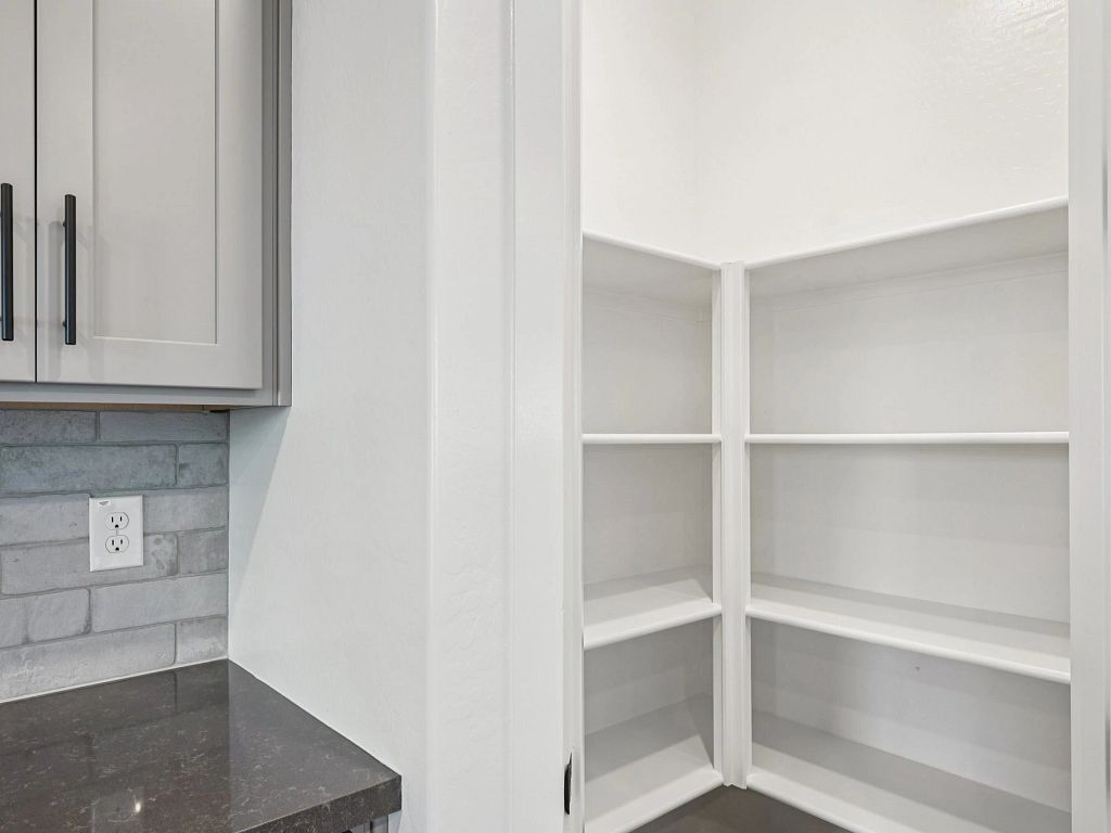 Aloravita - Daisy Interior Image 12