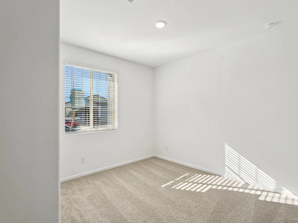 Aloravita - Daisy Interior Image 13