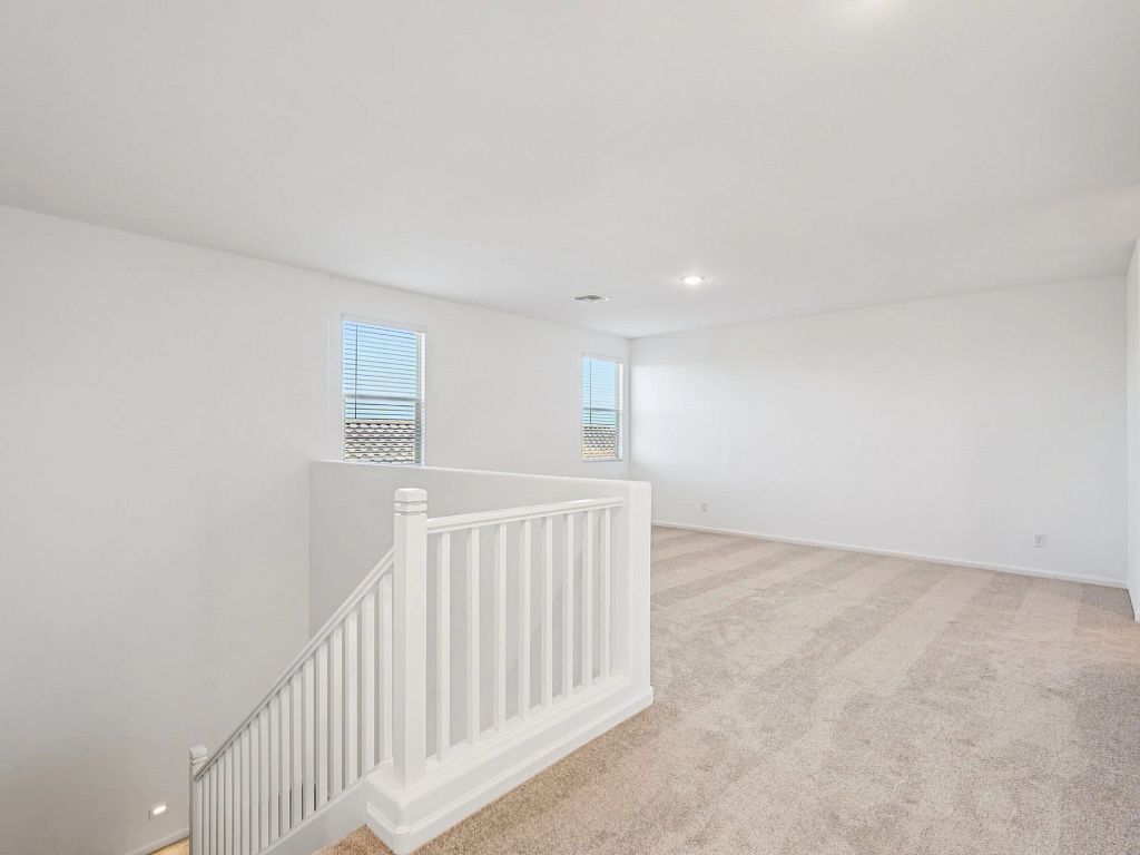 Aloravita - Daisy Interior Image 15