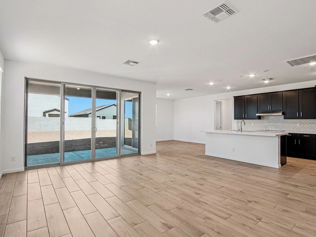 Stonebridge Manor - Emerald Interior Image 4