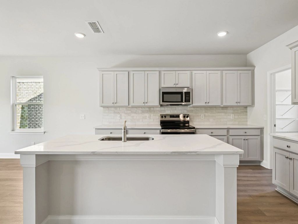 Cades Bluff - Brentley Interior Image 5