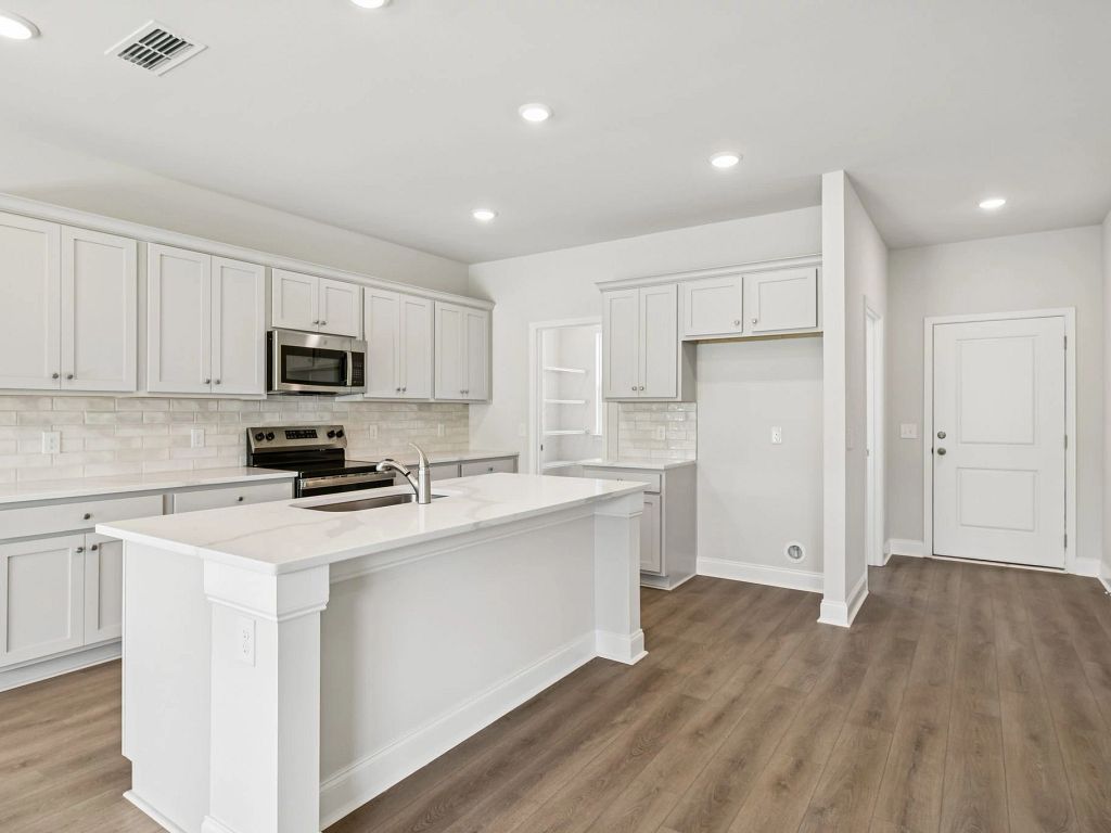 Cades Bluff - Brentley Interior Image 6