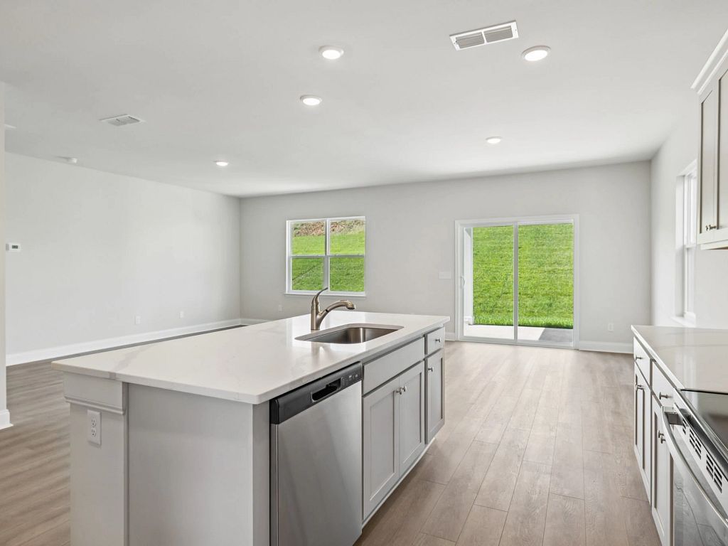 Cades Bluff - Brentley Interior Image 7