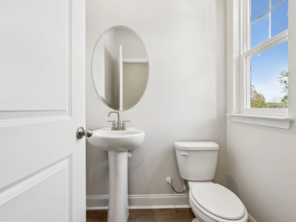 Cades Bluff - Brentley Interior Image 8