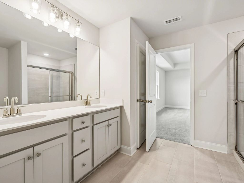 Cades Bluff - Brentley Interior Image 11