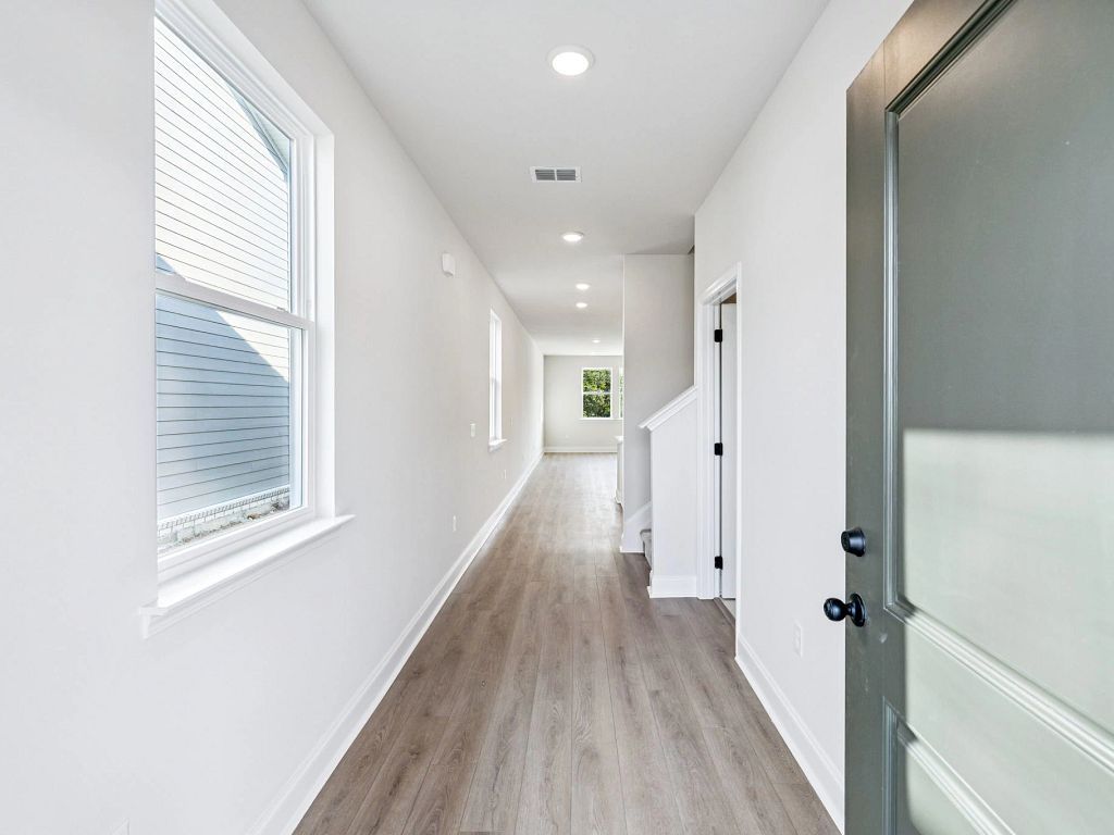 Ascent at Arbor Ridge - Washington Interior Image 1