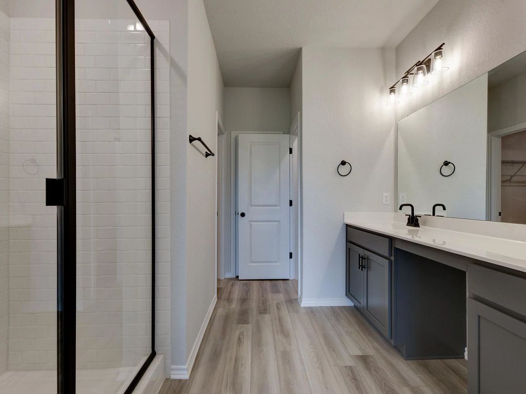 Hennersby Hollow - Travis Interior Image 9